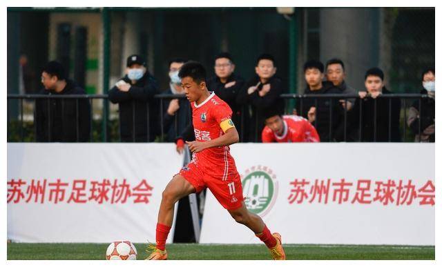 国内足球联赛精彩值得期待，球队表现亮眼